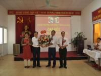 Đc Nguyễn Bá Đông Bí thư Đảng ủy khối tặng hoa chúc mừng Đại hội